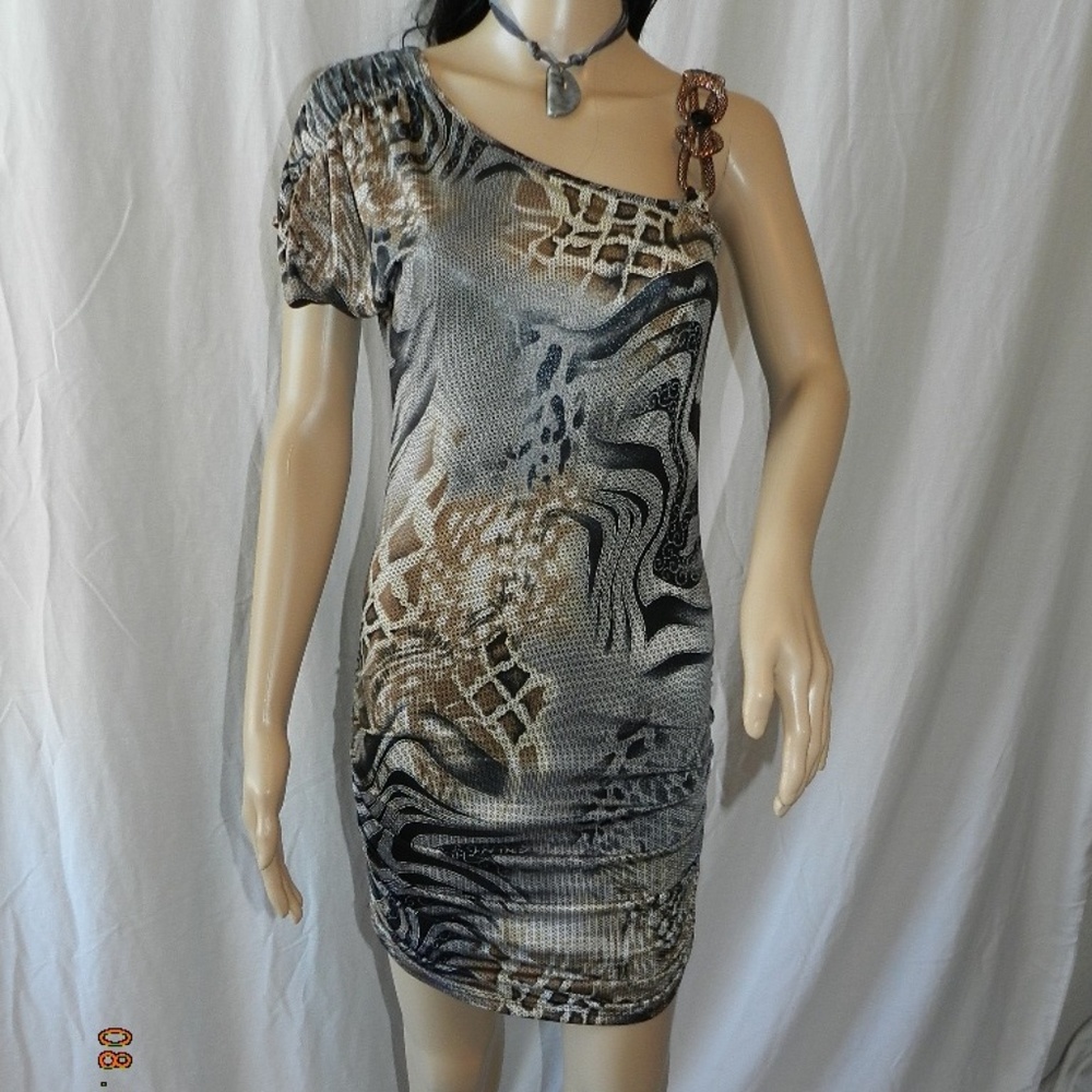 ARDEN B. ONE SHOULDER BEAUTIFUL DRESS